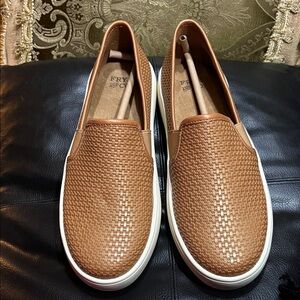NWT-FRYE And CO. WOMEN CARMEL SLIP ON SHOES/ SNEAKERS (SZ. 6)